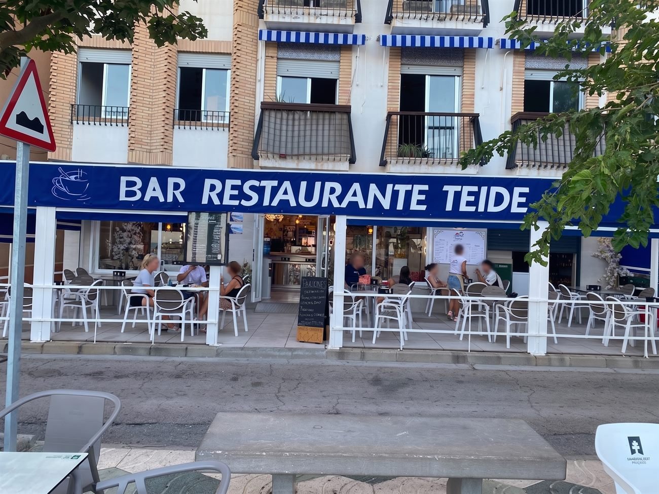 Fachada del Bar Restaurante Teide con su rótulo azul, en Castell de Ferro.